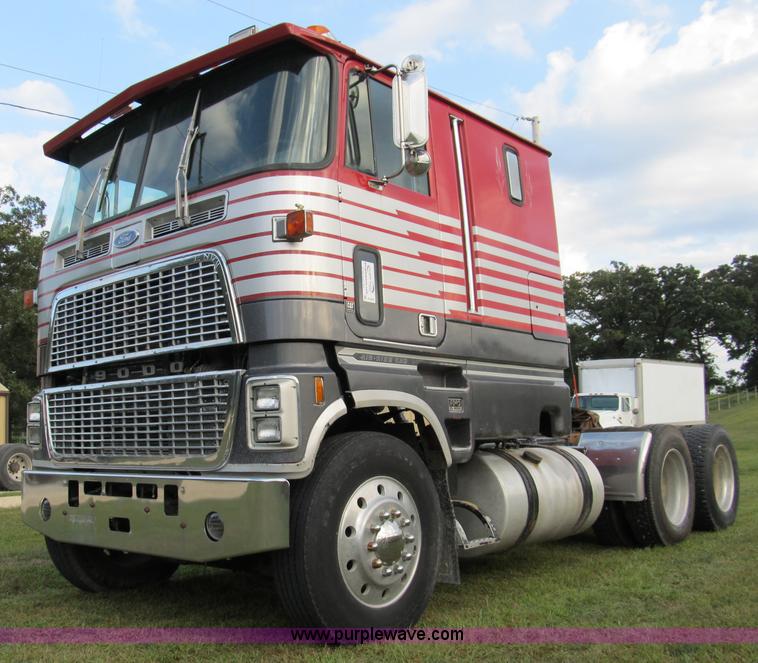 image for item A5454 1989 Ford CLT9000 semi truck