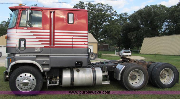 image for item A5454 1989 Ford CLT9000 semi truck