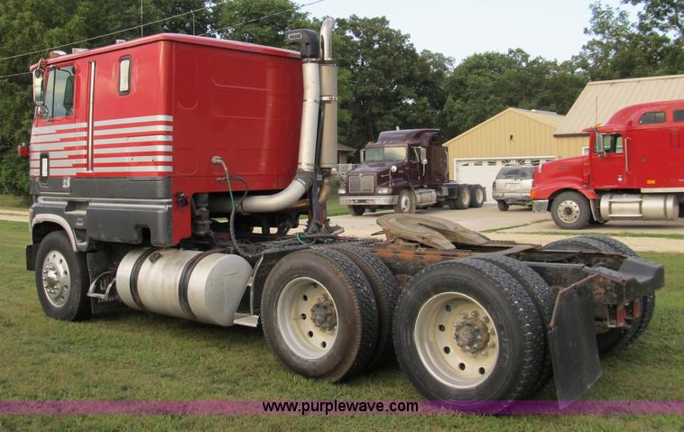 image for item A5454 1989 Ford CLT9000 semi truck