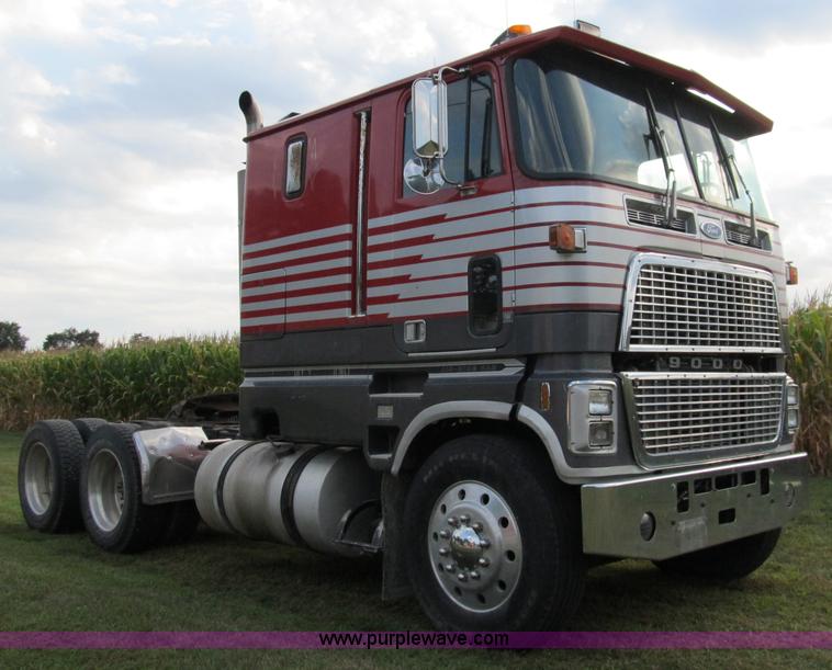 image for item A5454 1989 Ford CLT9000 semi truck