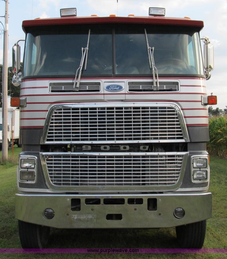 image for item A5454 1989 Ford CLT9000 semi truck