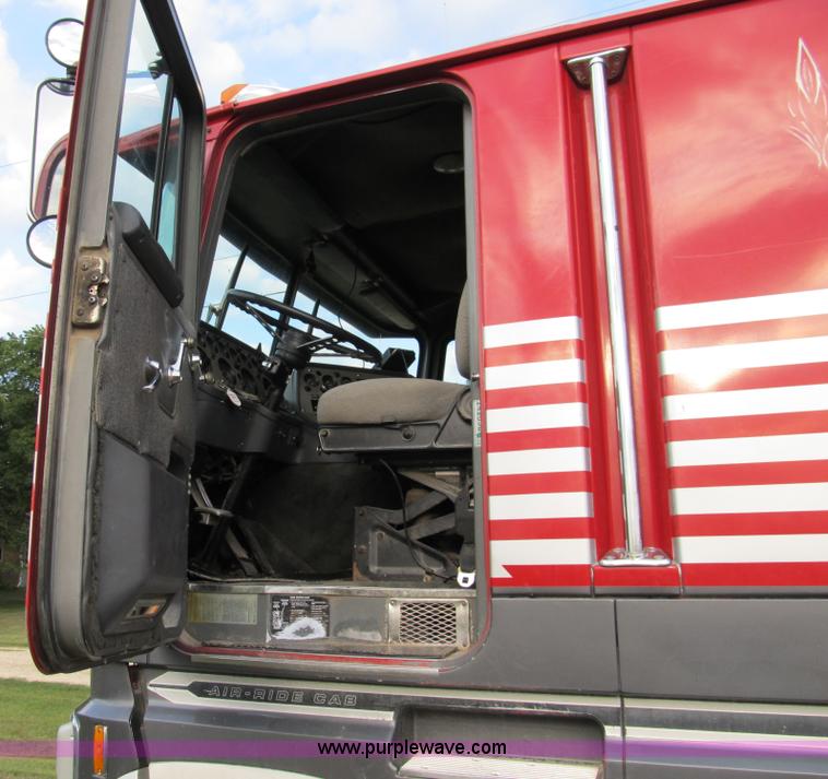 image for item A5454 1989 Ford CLT9000 semi truck