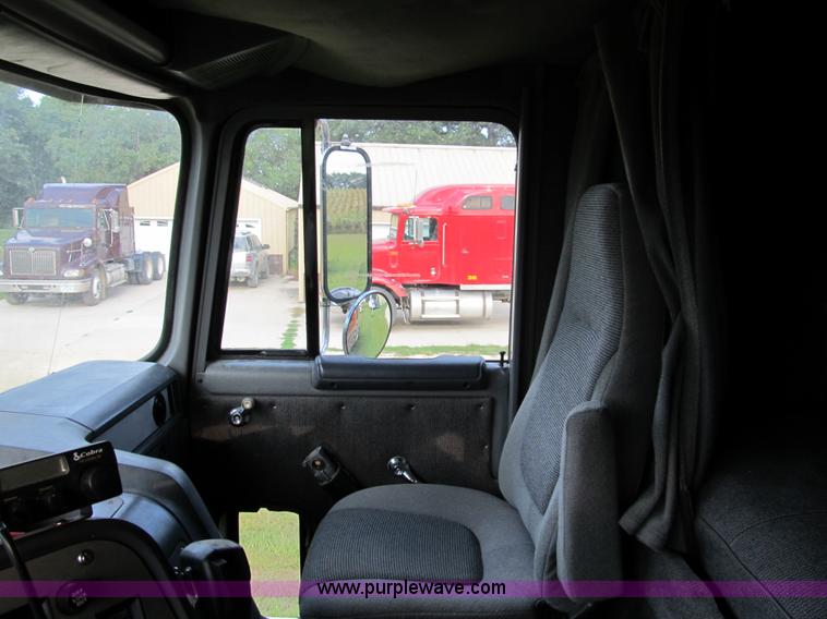 image for item A5454 1989 Ford CLT9000 semi truck