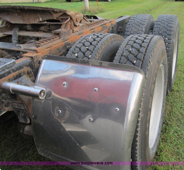 image for item A5454 1989 Ford CLT9000 semi truck