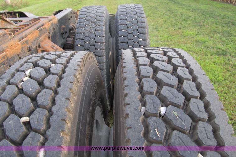 image for item A5454 1989 Ford CLT9000 semi truck