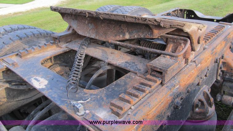 image for item A5454 1989 Ford CLT9000 semi truck