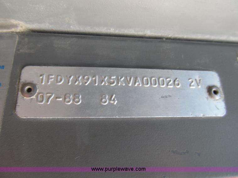 image for item A5454 1989 Ford CLT9000 semi truck