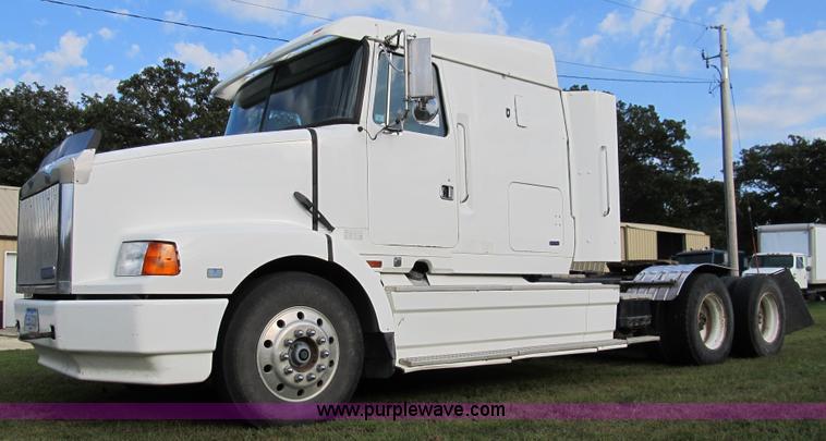 image for item A5455 1993 Volvo WIA-64 semi truck