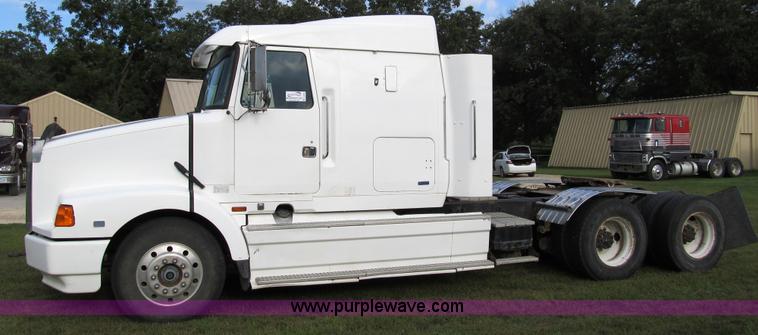 image for item A5455 1993 Volvo WIA-64 semi truck