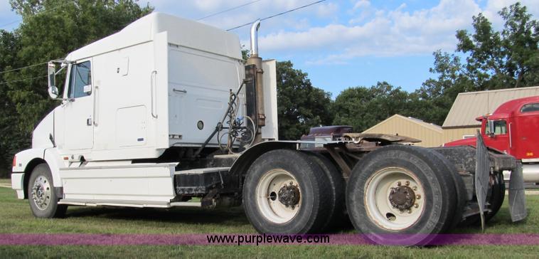 image for item A5455 1993 Volvo WIA-64 semi truck