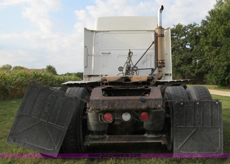 image for item A5455 1993 Volvo WIA-64 semi truck