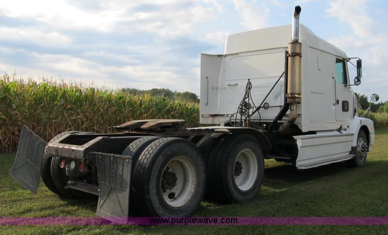 image for item A5455 1993 Volvo WIA-64 semi truck