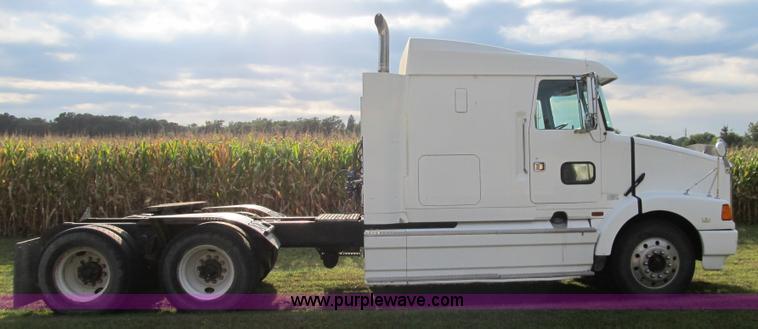 image for item A5455 1993 Volvo WIA-64 semi truck