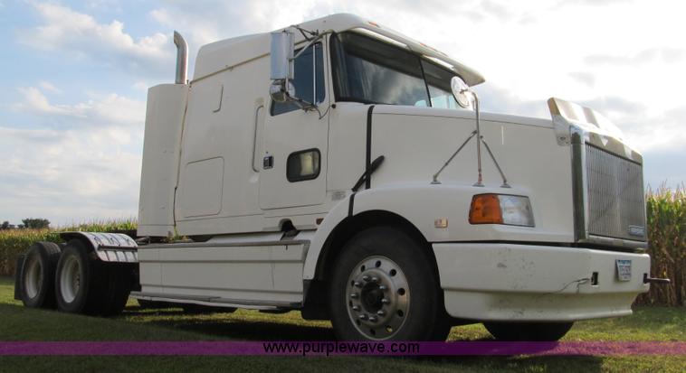 image for item A5455 1993 Volvo WIA-64 semi truck