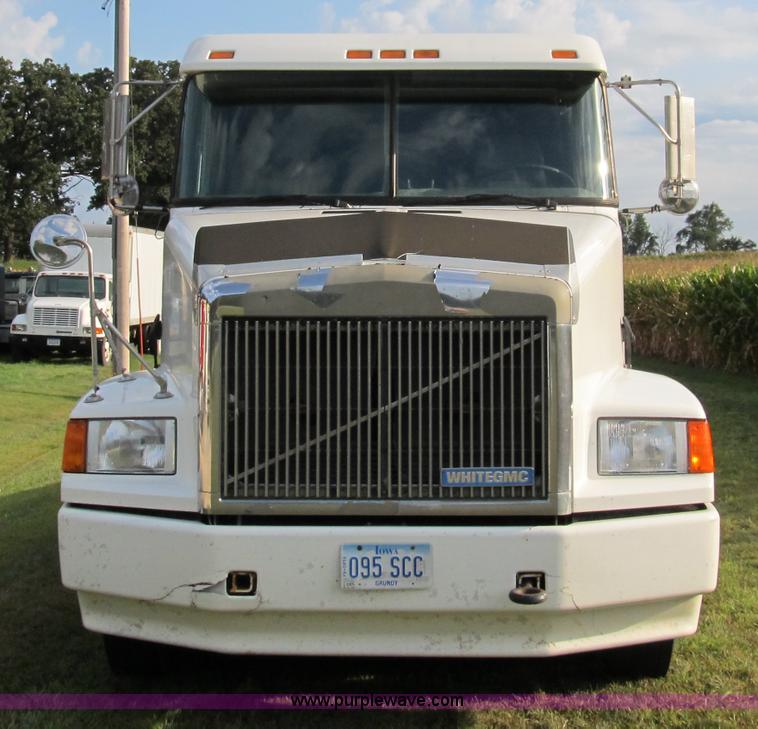 image for item A5455 1993 Volvo WIA-64 semi truck