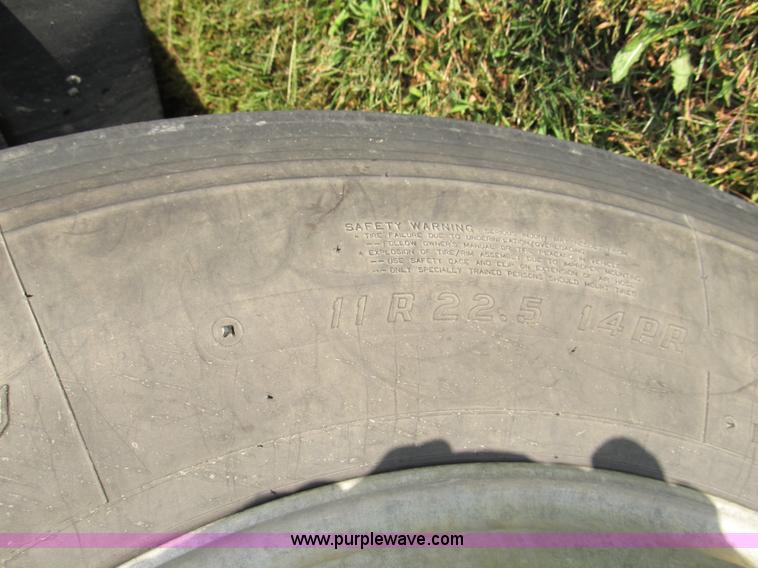 image for item A5455 1993 Volvo WIA-64 semi truck