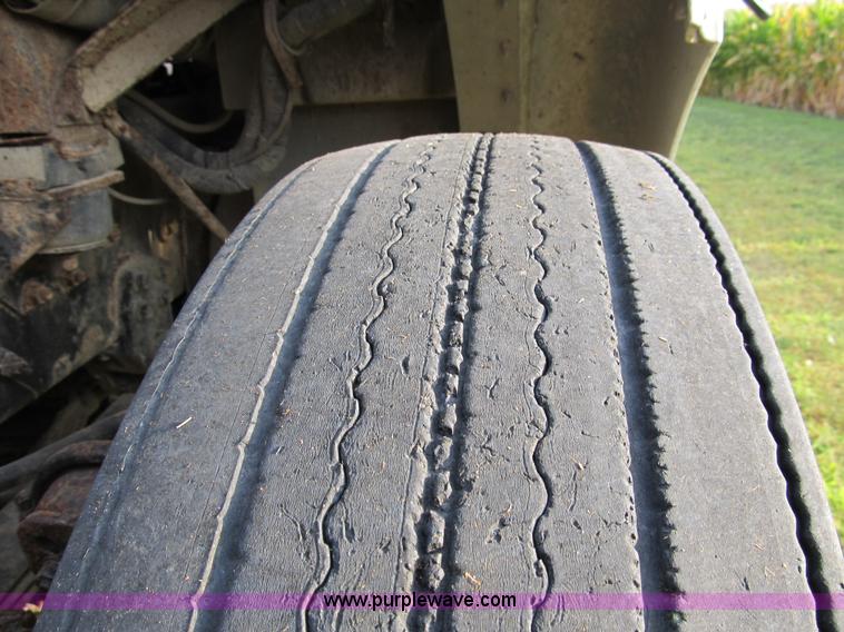 image for item A5455 1993 Volvo WIA-64 semi truck