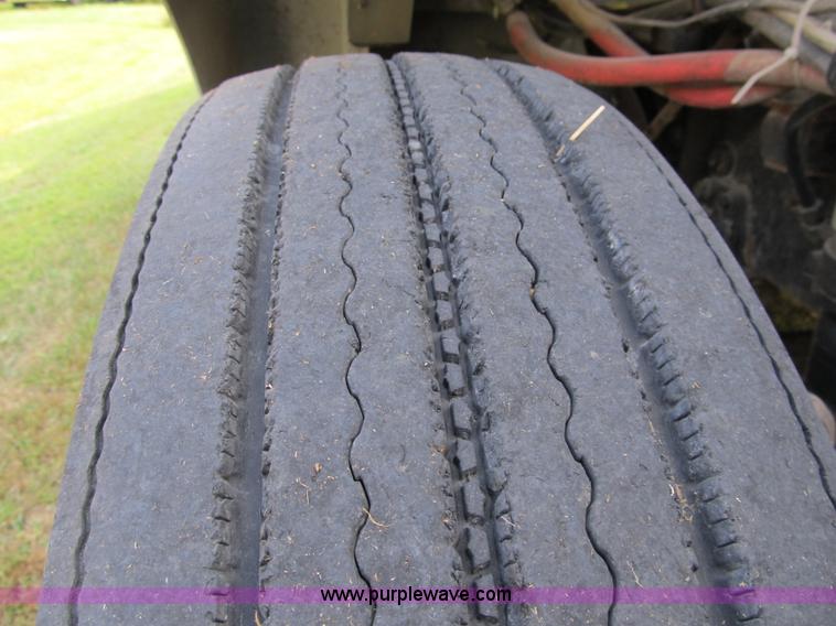 image for item A5455 1993 Volvo WIA-64 semi truck