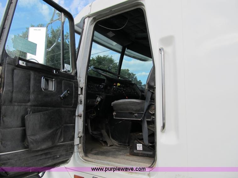 image for item A5455 1993 Volvo WIA-64 semi truck