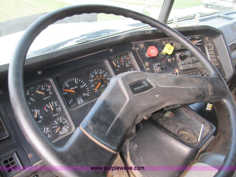 image for item A5455 1993 Volvo WIA-64 semi truck