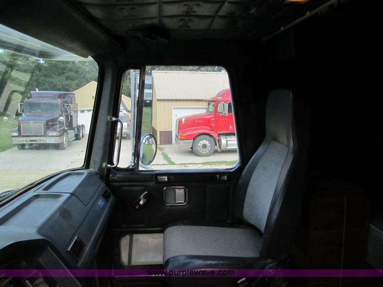 image for item A5455 1993 Volvo WIA-64 semi truck