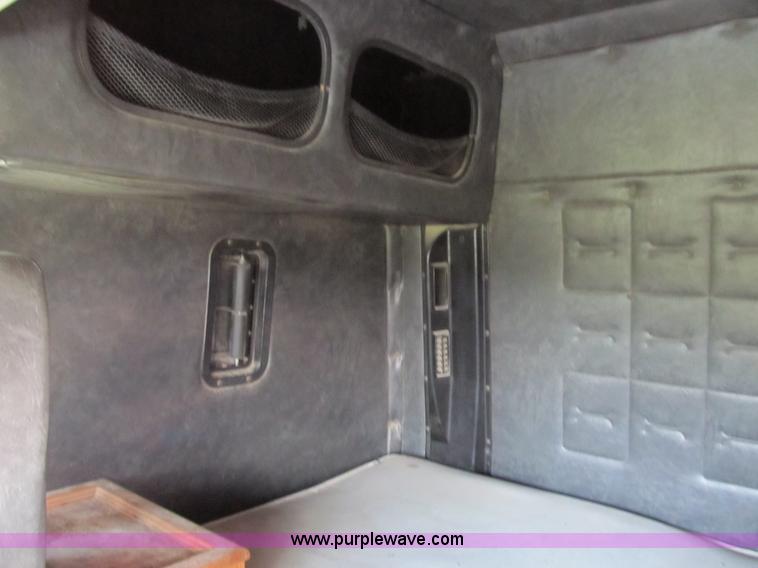 image for item A5455 1993 Volvo WIA-64 semi truck