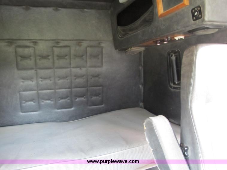 image for item A5455 1993 Volvo WIA-64 semi truck