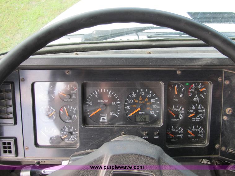 image for item A5455 1993 Volvo WIA-64 semi truck