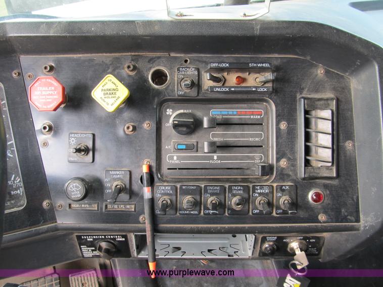 image for item A5455 1993 Volvo WIA-64 semi truck