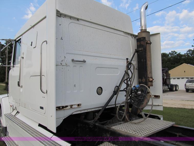 image for item A5455 1993 Volvo WIA-64 semi truck