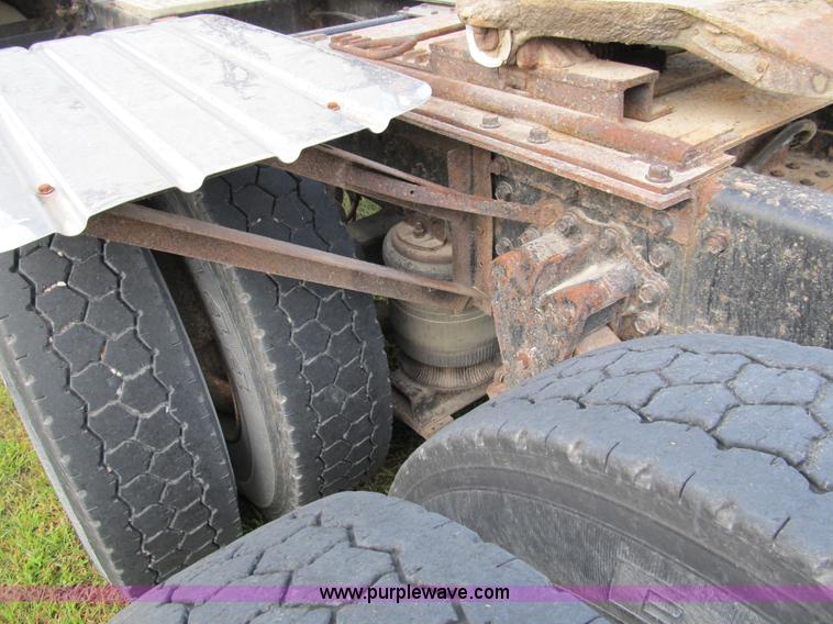 image for item A5455 1993 Volvo WIA-64 semi truck