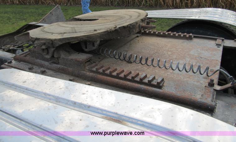 image for item A5455 1993 Volvo WIA-64 semi truck