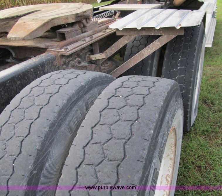 image for item A5455 1993 Volvo WIA-64 semi truck