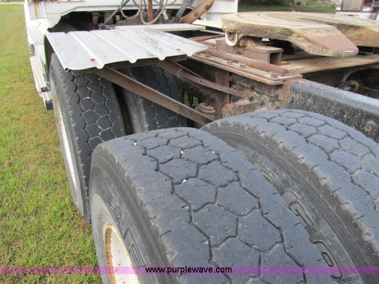 image for item A5455 1993 Volvo WIA-64 semi truck