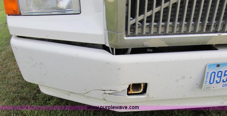 image for item A5455 1993 Volvo WIA-64 semi truck