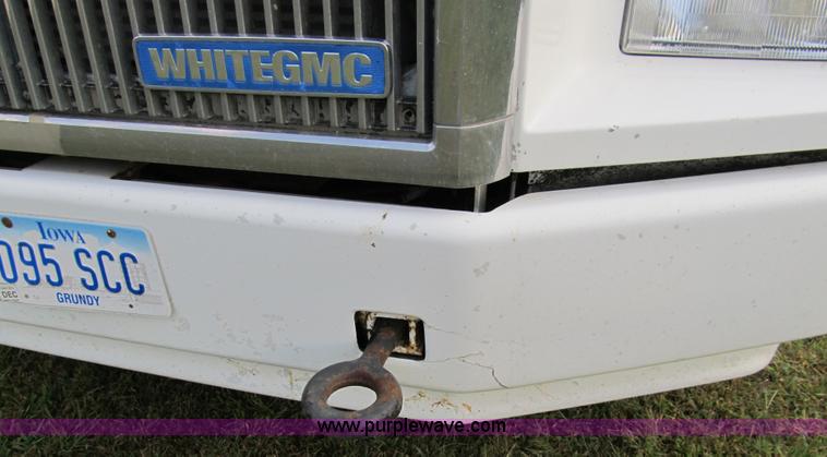 image for item A5455 1993 Volvo WIA-64 semi truck