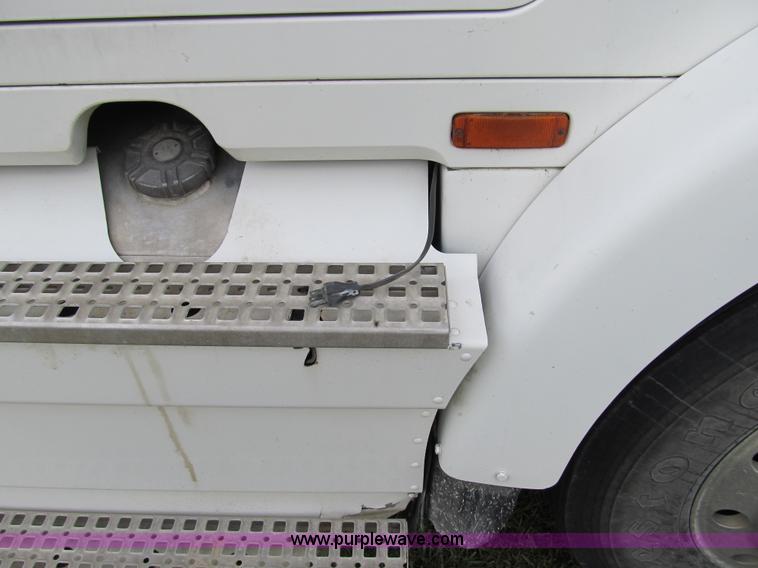 image for item A5455 1993 Volvo WIA-64 semi truck