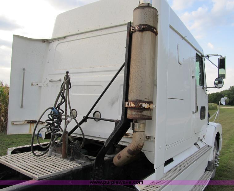 image for item A5455 1993 Volvo WIA-64 semi truck