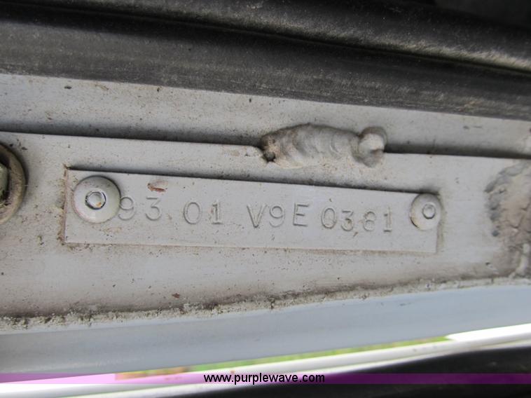 image for item A5455 1993 Volvo WIA-64 semi truck