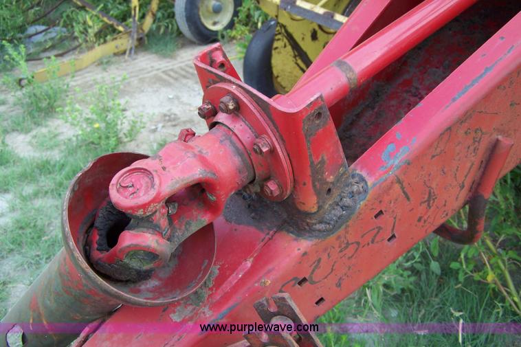 image for item B3515 1980 New Holland 852 round baler