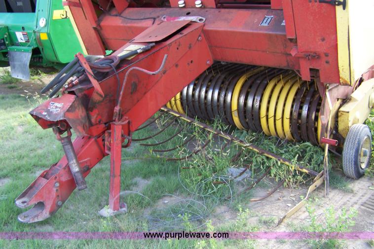 image for item B3516 1983 New Holland 855 round baler