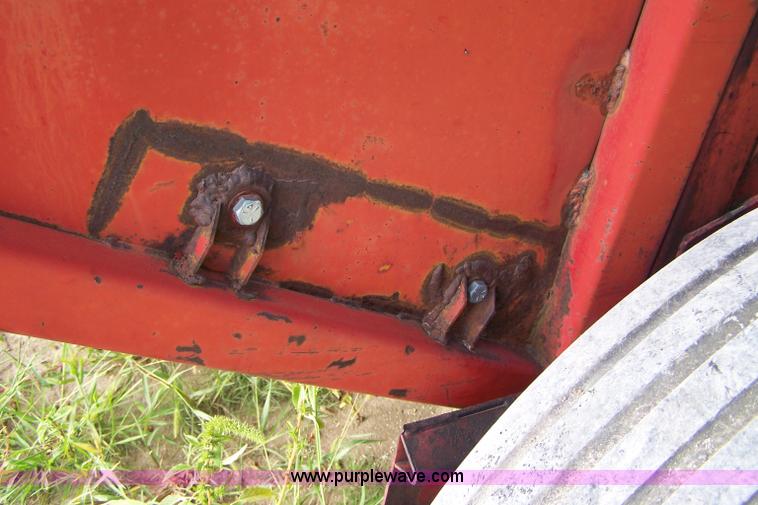 image for item B3516 1983 New Holland 855 round baler