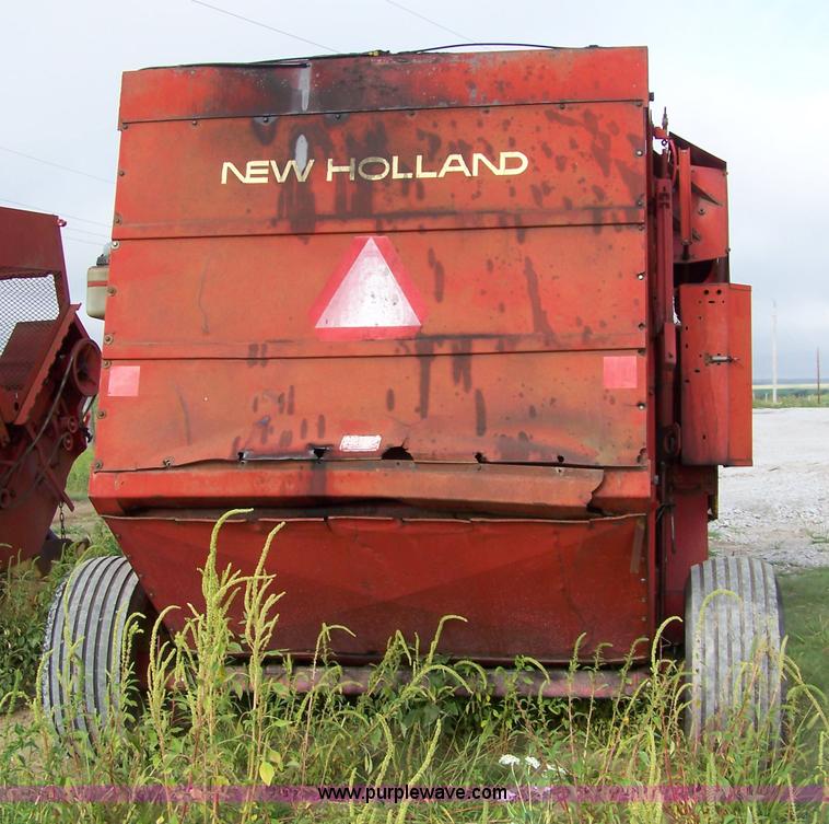 image for item B3516 1983 New Holland 855 round baler