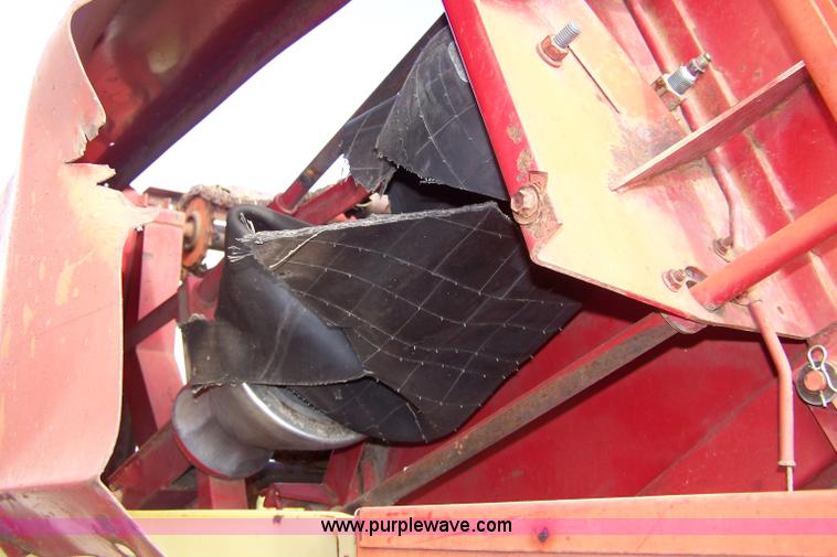 image for item B3516 1983 New Holland 855 round baler