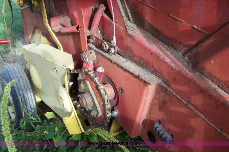 image for item B3516 1983 New Holland 855 round baler