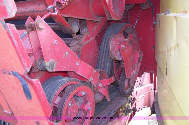 image for item B3516 1983 New Holland 855 round baler