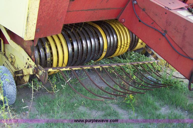 image for item B3516 1983 New Holland 855 round baler