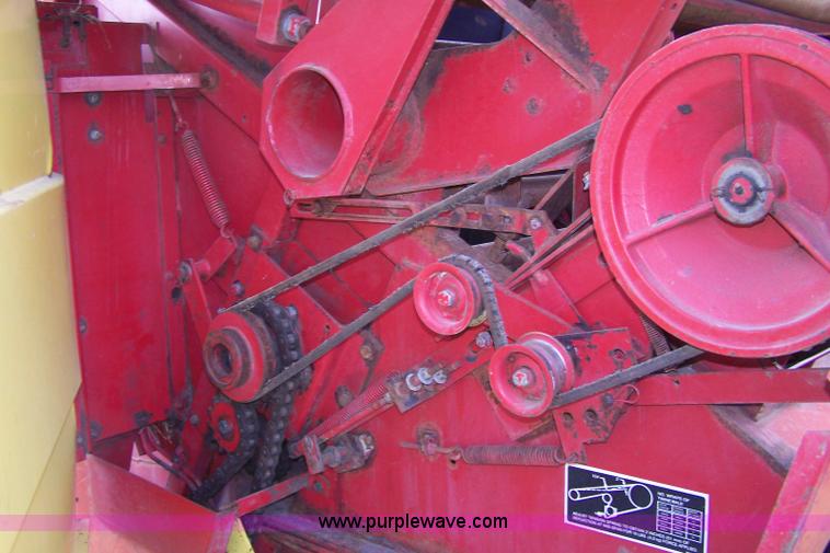 image for item B3516 1983 New Holland 855 round baler
