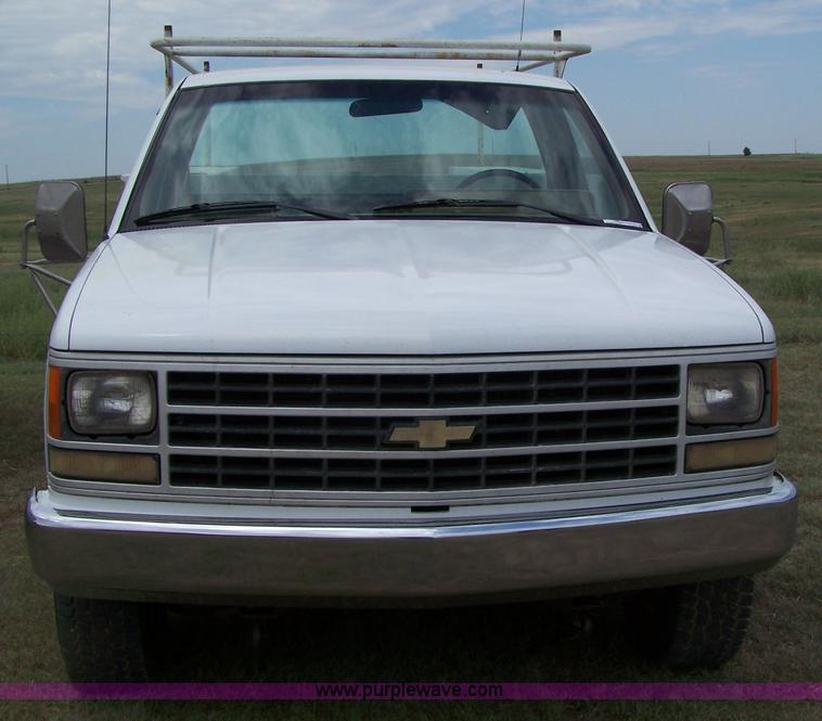image for item C9330 1989 Chevrolet C2500 pickup truck