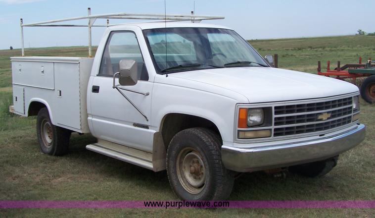 image for item C9330 1989 Chevrolet C2500 pickup truck